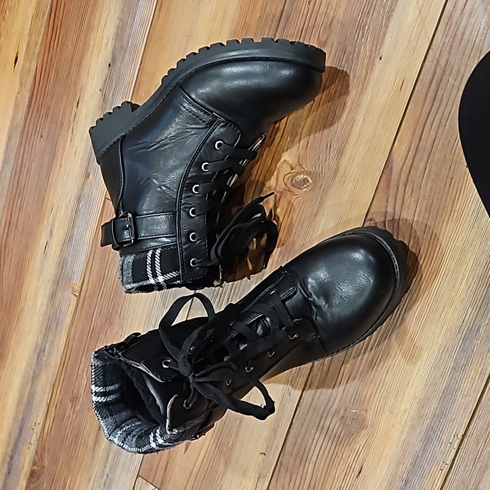 Apre’s By Lamo Boots. Park city.